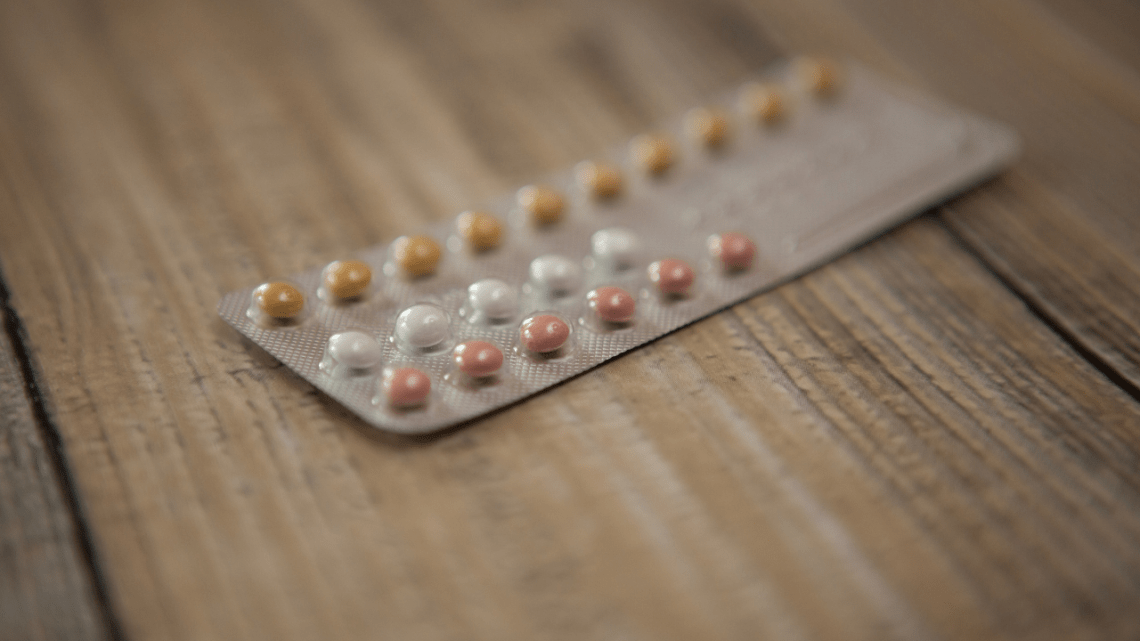 Examinando el prospecto de la píldora anticonceptiva