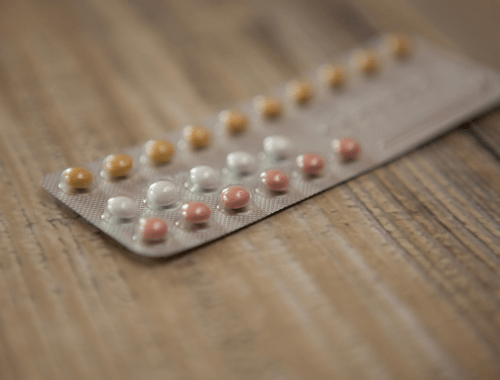 Examinando el prospecto de la píldora anticonceptiva